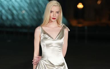 عندما تلتقي الموضة بالفن... ليلة Grand Dîner du Louvre تجمع نجوم باريس